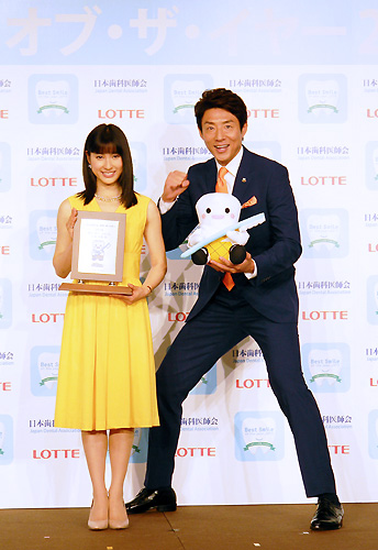 テニスの松岡修造氏と女優・土屋太鳳さんが受賞